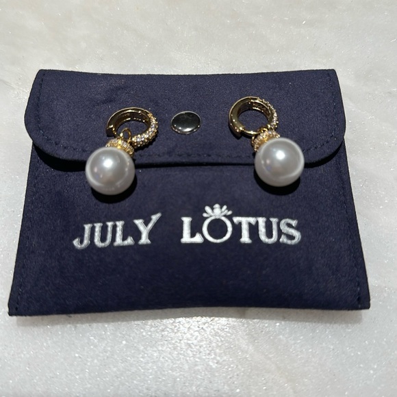July lotus Accessories - New pearl earrings gold color with stones